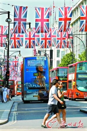 牛津街上掛滿了英國國旗。