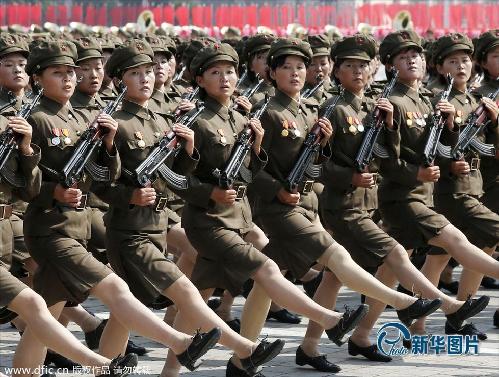     當(dāng)?shù)貢r(shí)間2013年9月9日，朝鮮平壤，朝鮮工農(nóng)兵參加閱兵式，慶祝朝鮮民主主義人民共和國(guó)成立65周年。(圖片來(lái)源：東方IC)