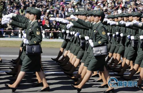     當地時間2013年10月27日，日本Asaka基地，日本自衛隊舉行閱兵儀式，超過50架飛機及3900名士兵參加了一年一度的自衛隊日閱兵式。  (圖片來源：東方IC)