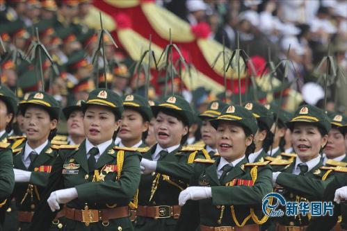 當地時間2014年5月7日，越南奠邊府，越南女兵正在進行紀念奠邊府大捷60周年的游行。越南軍隊在奠邊府大敗法軍，預示著法國對越殖民統治的崩潰。(圖片來源：東方IC)