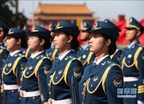     5月12日，我軍首批三軍女子儀仗兵亮相外交禮儀，接受中外領導人檢閱。身著07式禮賓服的13名儀仗隊女兵分列在軍旗組和陸軍、海軍和空軍軍種之中，與男儀仗兵一起伴隨檢閱曲，手持禮賓槍接受檢閱。 新華社記者龐興雷 攝