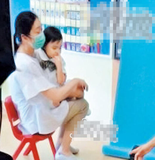 劉德華女兒幼兒園見(jiàn)生人害羞