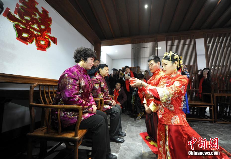 高頭大馬八抬大轎娶媳婦 90后的中式傳統婚禮