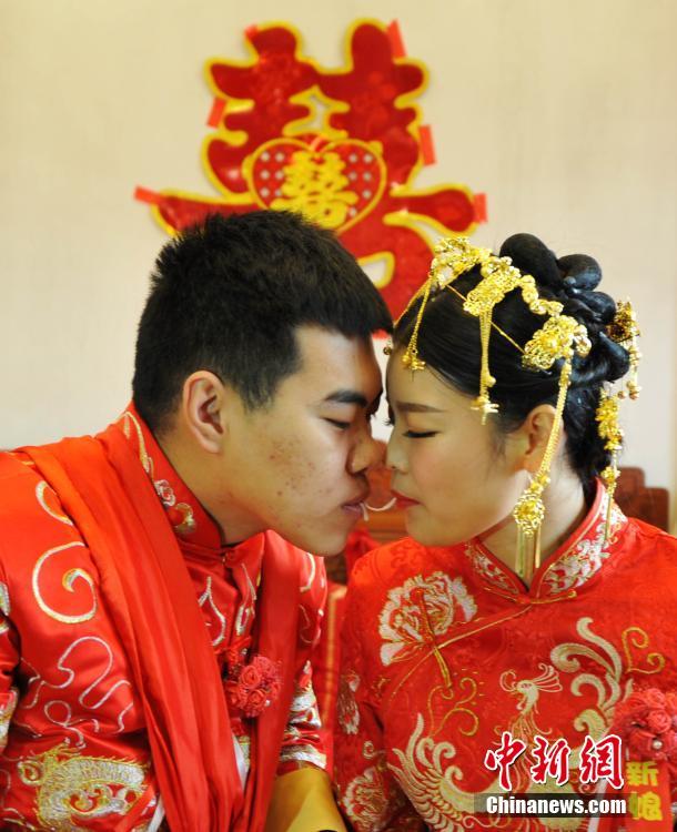 高頭大馬八抬大轎娶媳婦 90后的中式傳統婚禮
