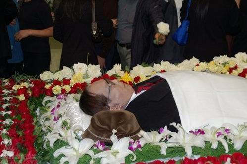 圖文：謝晉追悼會舉行--謝導遺體被花束包圍