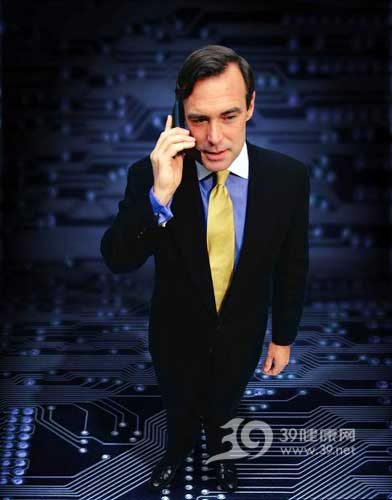 五種聽電話壞習慣有損身體健康 