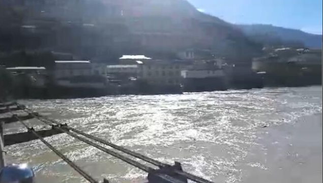 金沙江堰塞湖自泄水流最大洪峰已至迪慶境內