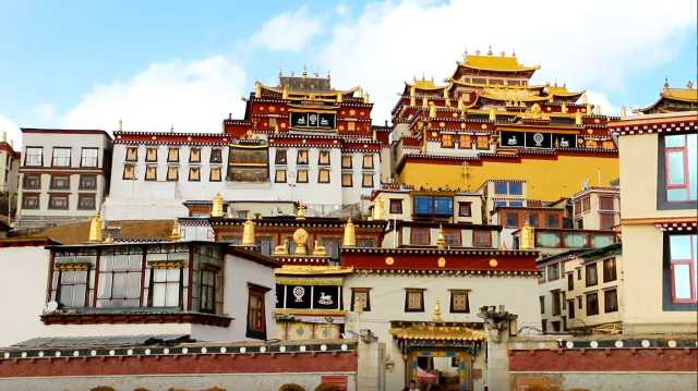 香格里拉旅游熱:松贊林寺景區游人如織