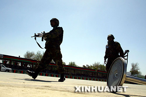 4月27日，在阿富汗首都喀布爾舉行的抗擊蘇聯入侵勝利16周年閱兵慶典上，阿富汗士兵在發生武裝襲擊的現場巡邏。當天，阿富汗抗擊蘇聯入侵勝利16周年閱兵慶典遭到塔利班武裝襲擊，多名阿富汗官員受傷，總統卡爾扎伊及時撤離沒有受傷。塔利班武裝發言人穆賈希德隨后聲稱對襲擊事件負責。 新華社發（扎比攝） 