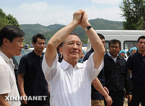 5月15日，中共中央政治局常委、國務院總理溫家寶來到川北重災區青川縣木魚鎮慰問受災群眾。溫家寶表示黨和國家不會忘記受災的偏僻山村，大家要振作精神，堅強起來，互相幫助，重建家園。 ？？？？新華社記者陶明攝 