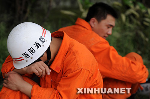 5月17日，救援人員在四川省什邡市救災(zāi)現(xiàn)場抓緊時間小憩。 汶川地震發(fā)生后，救援人員奔赴各個災(zāi)區(qū)，爭分奪秒、夜以繼日地在搜救現(xiàn)場奮戰(zhàn)。為了盡量多地救出掩埋在廢墟下的生還者，他們與時間賽跑，利用有限的空閑稍事休息，補充體力。