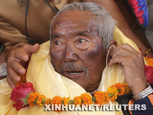 5月31日，76歲的尼泊爾老人明·謝爾錢在返回首都加德滿都后接受記者采訪。明·謝爾錢25日凌晨成功登頂世界屋脊珠穆朗瑪峰，刷新了日本人勝助柳澤（音譯）去年創(chuàng)下的登頂珠峰高齡紀(jì)錄，成為世界上成功登頂珠峰最年長者。 