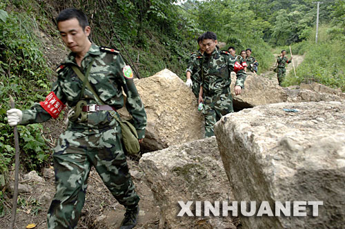 6月2日，來自成都印鈔公司的民兵在都江堰市趙公山附近搜尋5月31日失事的直升機。 新華社記者李健攝 