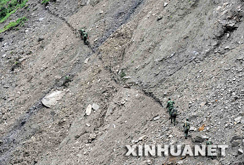  6月2日，阿壩軍分區(qū)官兵在都江堰市趙公山附近繼續(xù)搜尋5月31日失事的直升機。 新華社記者王曄彪攝 