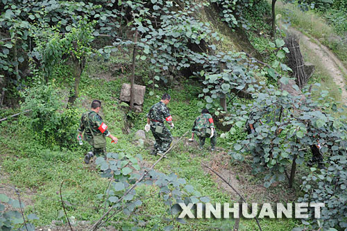 6月2日，當?shù)孛癖诙冀呤汹w公山附近搜尋5月31日失事的直升機。 新華社記者曾毅攝 