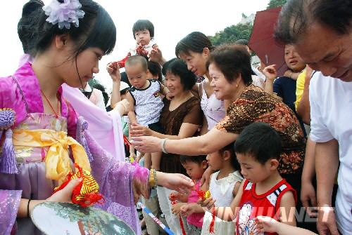 6月7日，身著漢服的青年男女低頭為汶川大地震遇難同胞默哀。 當日，福州市倉山區在倉前公園舉行戊子年端午祭屈原儀式，組織了宣讀祭文、齊誦屈原名篇、行拜禮、投粽子、贈香囊等活動。