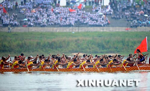 6月2日，龍舟隊員正在參加龍舟賽。 當日，“我們的節日·端午節”主題文化活動暨第三屆中國汨羅江國際龍舟邀請賽在湖南汨羅市舉行。來自澳大利亞、荷蘭以及中國各地的十幾支龍舟隊在汨羅江參加角逐。汨羅是中國古代偉大詩人屈原晚年生活、創作和投江殉國之地。 新華社記者 李尕 攝 