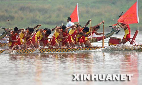 6月2日，龍舟隊員正在參加龍舟賽。 當日，“我們的節日·端午節”主題文化活動暨第三屆中國汨羅江國際龍舟邀請賽在湖南汨羅市舉行。來自澳大利亞、荷蘭以及中國各地的十幾支龍舟隊在汨羅江參加角逐。汨羅是中國古代偉大詩人屈原晚年生活、創作和投江殉國之地。 新華社記者 李尕 攝 