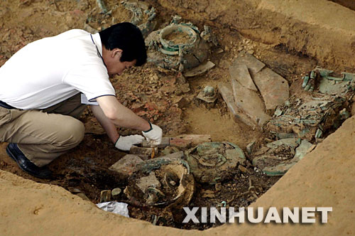 6月15日，考古人員正在對(duì)雙墩春秋古墓進(jìn)行發(fā)掘。 安徽省文物部門首次對(duì)外宣布了蚌埠雙墩1號(hào)墓的初步考古發(fā)現(xiàn)。從墓葬的規(guī)模葬制看，該墓為春秋時(shí)代諸侯王級(jí)墓葬。在該墓中首次發(fā)現(xiàn)了五色顆粒混合土、白土墊層、填土構(gòu)成的放射線遺跡和土偶遺跡，其圓形墓坑結(jié)構(gòu)、墓底埋葬布局等在全國(guó)也屬罕見(jiàn)。目前，安徽省文物部門正在進(jìn)一步發(fā)掘，以確定墓主身份并進(jìn)行其他相關(guān)研究。 ？？？？蚌埠雙墩1號(hào)墓位于安徽省蚌埠市雙墩村。從2006年12月起，安徽省文物部門開(kāi)始對(duì)其進(jìn)行搶救性發(fā)掘。 新華社記者 李健 攝 