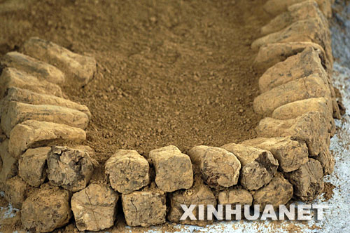 這是雙墩春秋古墓中發(fā)掘的土偶（6月15日攝）。 安徽省文物部門首次對(duì)外宣布了蚌埠雙墩1號(hào)墓的初步考古發(fā)現(xiàn)。從墓葬的規(guī)模葬制看，該墓為春秋時(shí)代諸侯王級(jí)墓葬。在該墓中首次發(fā)現(xiàn)了五色顆粒混合土、白土墊層、填土構(gòu)成的放射線遺跡和土偶遺跡，其圓形墓坑結(jié)構(gòu)、墓底埋葬布局等在全國(guó)也屬罕見(jiàn)。目前，安徽省文物部門正在進(jìn)一步發(fā)掘，以確定墓主身份并進(jìn)行其他相關(guān)研究。 ？？？？蚌埠雙墩1號(hào)墓位于安徽省蚌埠市雙墩村。從2006年12月起，安徽省文物部門開(kāi)始對(duì)其進(jìn)行搶救性發(fā)掘。 新華社記者 李健 攝 
