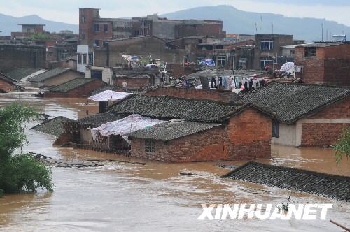 6月13日，廣西鹿寨縣鹿寨鎮(zhèn)大片民房被淹。由于普降暴雨，廣西鹿寨縣發(fā)生嚴(yán)重洪災(zāi)，大片民房被淹。國家防總已派人抵達該縣指導(dǎo)抗洪救災(zāi)。 
