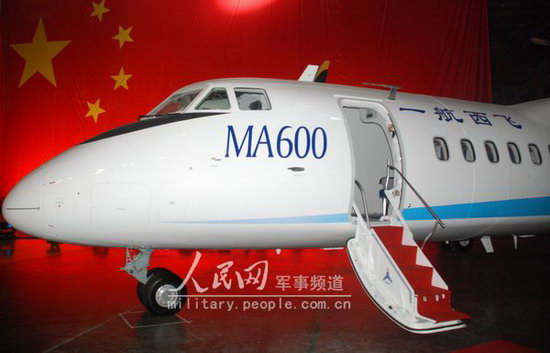 6月28日晚，涂飾一新的首架“新舟”600飛機停放在一航西飛總裝廠房內。