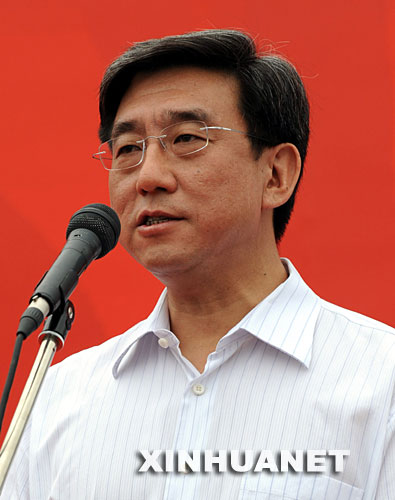 7月8日，北京奧運會新聞發言人、北京市政府副秘書長李偉與媒體見面。李偉將負責城市運行、交通、環境保護、城市管理等大量信息的發布。 新華社記者李文攝 