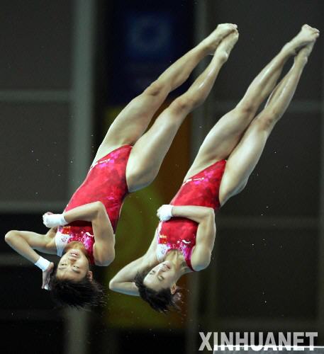  2004年8月16日，勞麗詩/李婷獲第28屆雅典奧運會跳水女子雙人10米跳臺金牌。圖為勞麗詩（左）、李婷在比賽中。 　