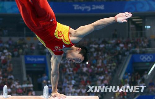  8月9日，中國選手楊威在資格賽鞍馬比賽中。他的鞍馬資格賽成績為15.425分。當日，中國隊在北京奧運會體操男子資格賽第二場的比賽中，以374.675分的總成績暫列資格賽第一。