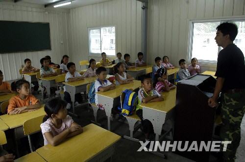 8月26日，映秀小學4年級的老師蘇成剛在給學生上課。當日，汶川大地震震中地——映秀鎮映秀小學在中斷教學3個多月后，正式開學復課。共132名學生前來上課。其余的學生，有些還在外地治病、有些學生則已異地復課。復課的映秀小學取消了班的建制，只保留年級。汶川大地震造成映秀小學473名學生中，222人遇難、3人失蹤；47名老師中，20人遇難。新華社記者 海明威 攝
