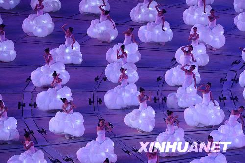 9月6日晚8點，北京2008年殘奧會開幕式在國家體育場“鳥巢”舉行。這是開幕式上的文藝表演。