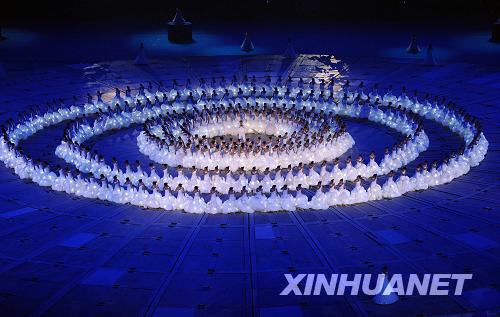 9月6日晚8時，北京2008年殘奧會開幕式在國家體育場——“鳥巢”隆重舉行。這是開幕式上由300多名聾人姑娘表演的舞蹈《星星，你好》。