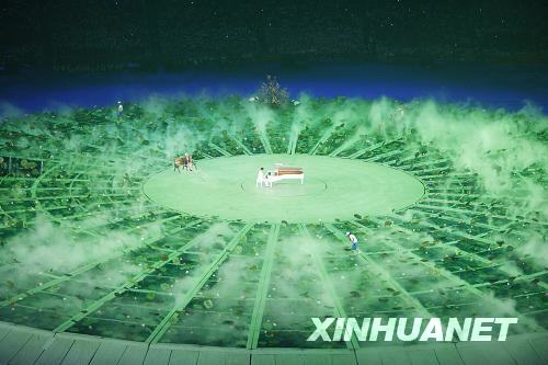 9月6日晚8點(diǎn)，北京2008年殘奧會(huì)開幕式在國家體育場(chǎng)“鳥巢”舉行。這是盲人鋼琴家金元輝開幕式上演奏。