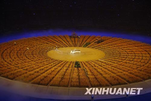 9月6日晚8點(diǎn)，北京2008年殘奧會(huì)開幕式在國家體育場(chǎng)“鳥巢”舉行。這是盲人鋼琴家金元輝開幕式上演奏。
