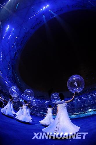  9月6日晚8時(shí)，北京2008年殘奧會(huì)開幕式在國家體育場(chǎng)——“鳥巢”隆重舉行。這是開幕式上的文藝表演。