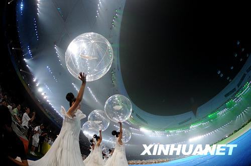 9月6日晚8時(shí)，北京2008年殘奧會(huì)開幕式在國家體育場(chǎng)——“鳥巢”隆重舉行。這是開幕式上的文藝表演。