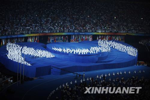  9月6日，北京2008年殘奧會(huì)開幕式在國(guó)家體育場(chǎng)“鳥巢”舉行。這是演員在開幕式上表演舞蹈《飛翔》。
