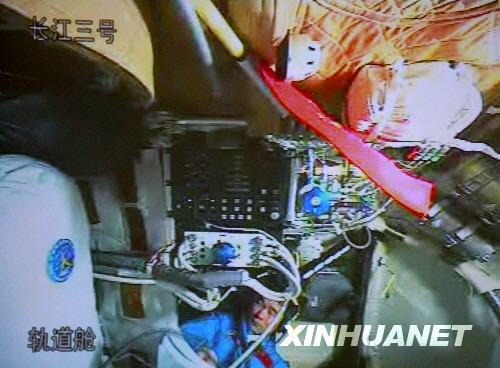 9月26日，航天員劉伯明在神舟七號飛船軌道艙內(nèi)進行艙外航天服組裝與測試（攝于北京航天飛行控制中心大屏幕）。9月26日10時20分，航天員翟志剛和劉伯明開始在神舟七號飛船軌道艙進行軌道艙狀態(tài)檢查和艙外航天服的組裝與測試等工作。 新華社記者 查春明 攝