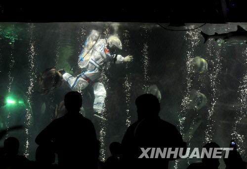 9月28日，游客正在觀看“宇航員”在水中的表演。 當日，太原市迎澤公園海底世界舉行“迎國慶水下航天科普活動”，向游客們展示宇航員日常在水槽中如何訓練，在外太空失重的情況下如何行走、跳躍，讓游客們領略航天所帶來的神秘與驚奇。 新華社記者 燕雁 攝 