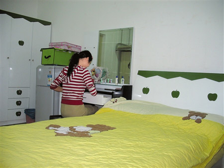 成都一女大學生包下寢室四張床 宿舍變閨房(圖)