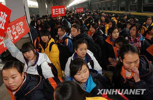 汶川1100名異地復讀師生返鄉過年(組圖)