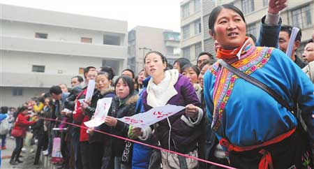 汶川1100名異地復讀師生返鄉過年(組圖)