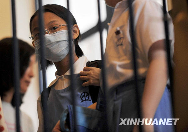 6月11日，香港北角一家小學的學生戴著口罩離開學校。