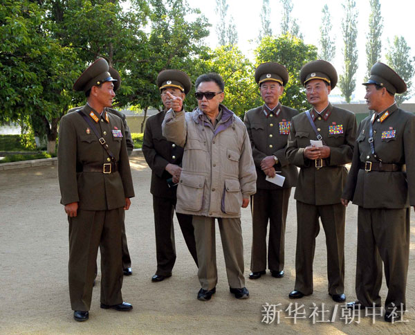 這張朝鮮中央通訊社6月14日播發的照片顯示，朝鮮最高領導人金正日（中）近日視察人民軍第七步兵師指揮部。金正日在視察中強調，全體人民軍將士要緊握槍桿，更加牢固地保衛用鮮血獲取的社會主義成果。朝中社的報道沒有透露金正日視察的具體時間和地點。