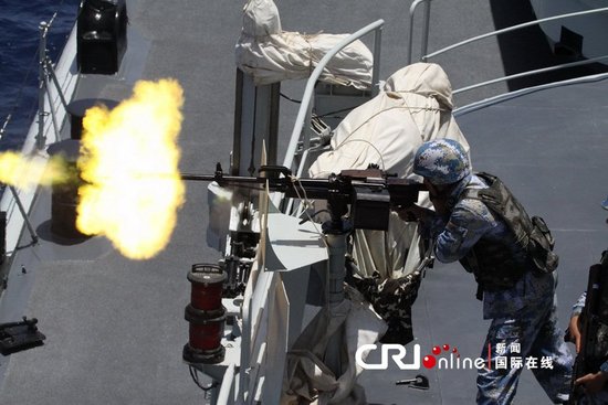 當地時間5月15日，海軍第十一批護航編隊對高速接近被船舶的疑似海盜小艇進行警告射擊。 汪漢宗攝影