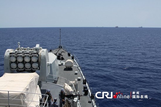 當地時間5月15日，海軍第十一批護航編隊在驅離70余艘疑似海盜小艇后，把被護船舶安全護送到達解護點。 汪漢宗攝影