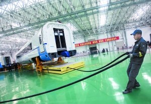 中國(guó)北車長(zhǎng)春CRH380B生產(chǎn)車間　工人用氣動(dòng)設(shè)備將巨大的車體挪動(dòng)到下一生產(chǎn)環(huán)節(jié)。（圖片來(lái)源：新京報(bào)）