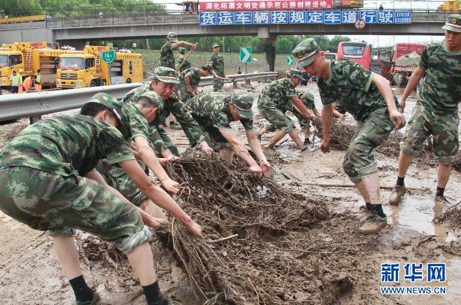 （社會）（4）救援人員向京港澳高速公路疏通發起最后沖鋒