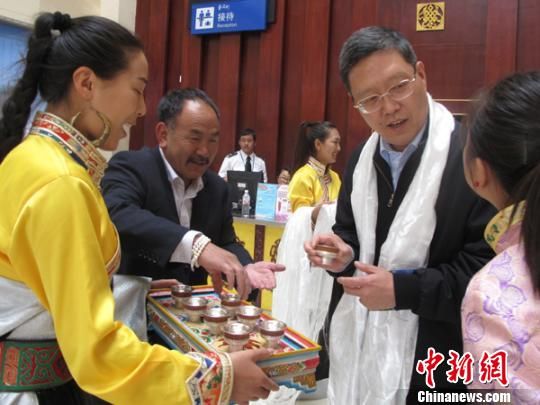 何亞非勉勵迪慶發揮自身優勢做好涉藏僑務工作