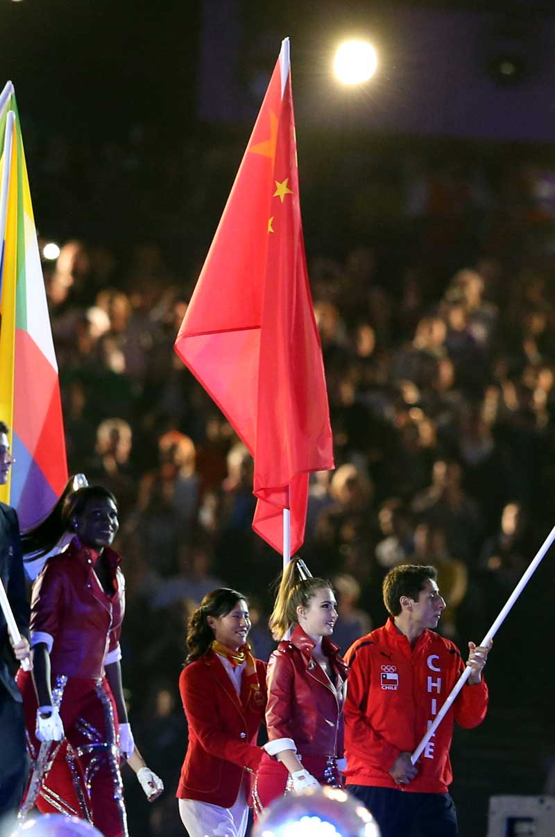 這是中國代表團旗手、奧運會女子激光雷迪爾級冠軍徐莉佳（右三）在閉幕式上高舉五星紅旗入場。 攝影： 新華社記者  凡軍